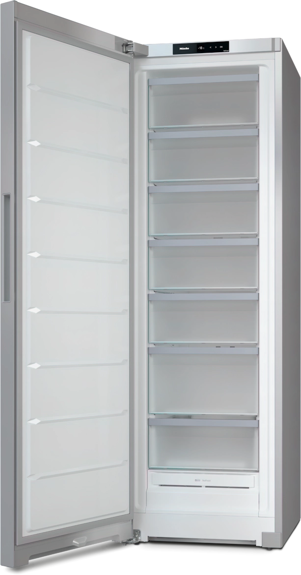 Ein weißer Gefrierschrank, geöffnet, mit Regalen und Schubladen. Die Tür ist nach links geöffnet.