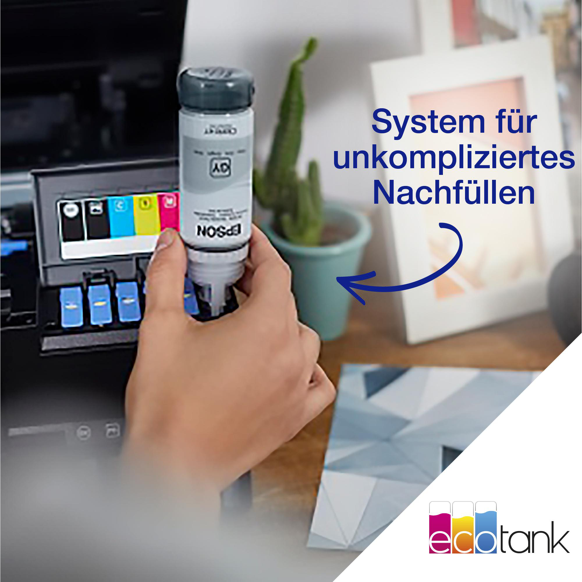 Hand hält eine graue Tintenflasche neben einem Epson-Drucker, mit Text.