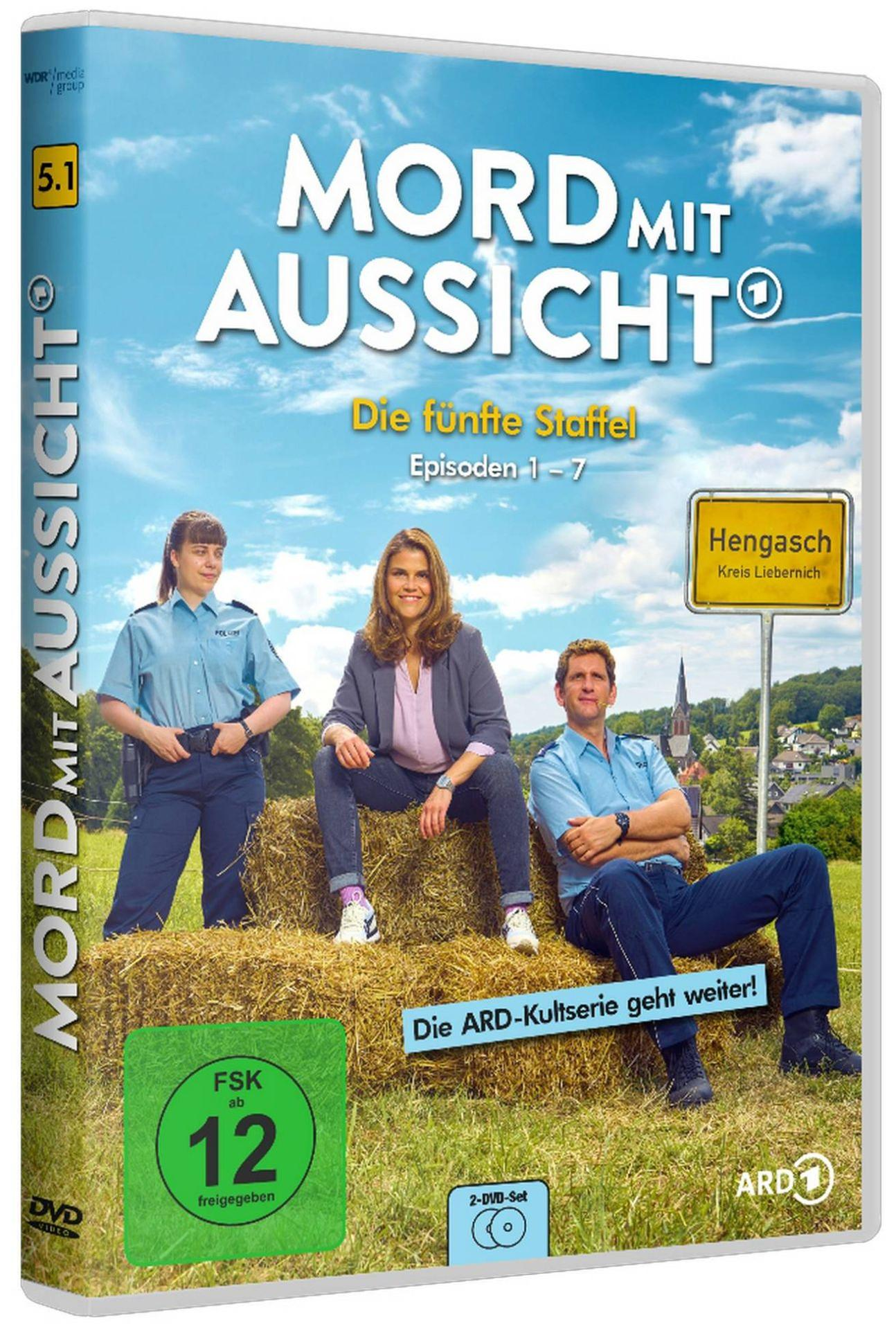 DVD-Cover der Serie 'Mord mit Aussicht', mit Schauspielern in ländlicher Umgebung unter blauem Himmel.