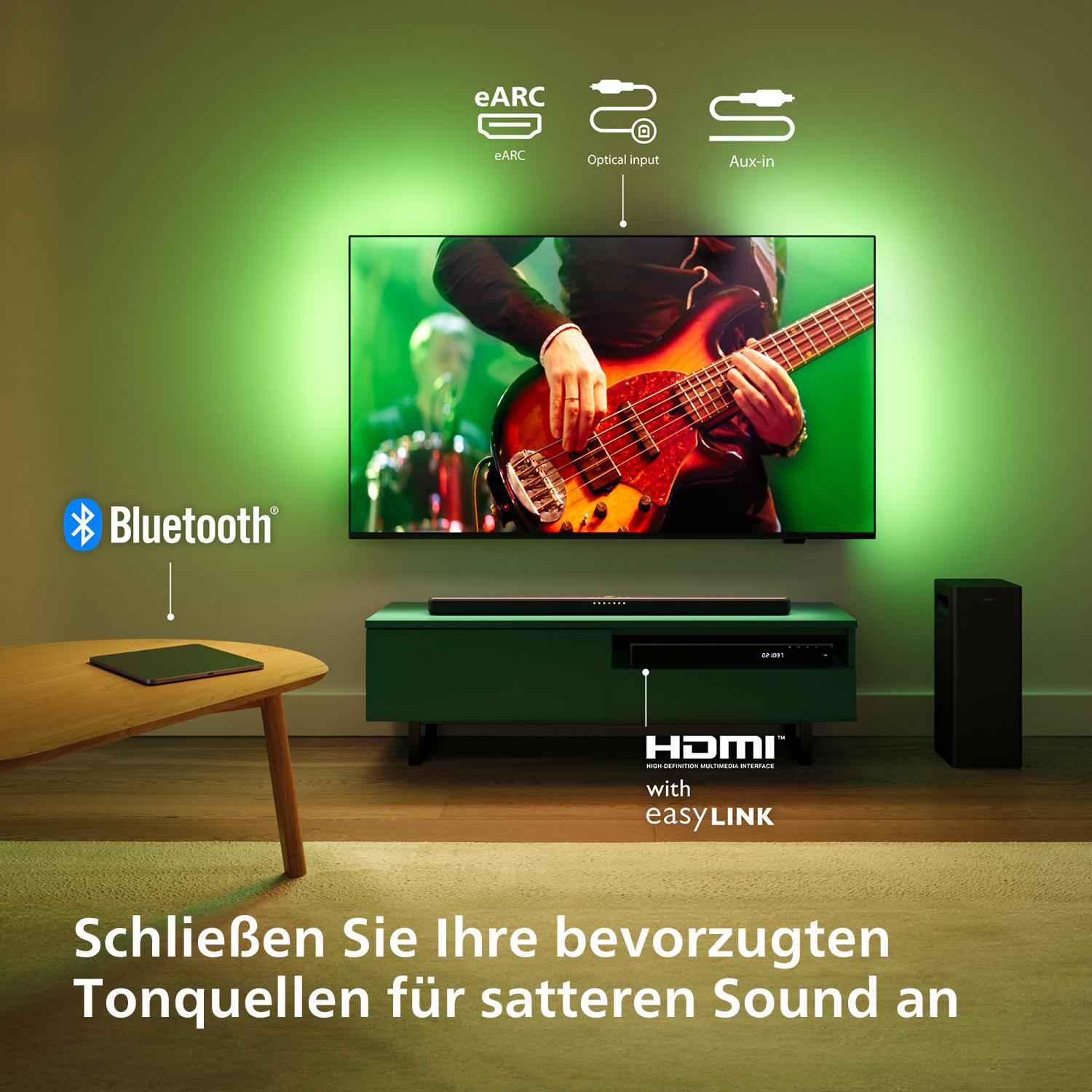 Wohnzimmer-Setup mit Fernseher, Soundbar und Subwoofer. Grün- und Holztöne.