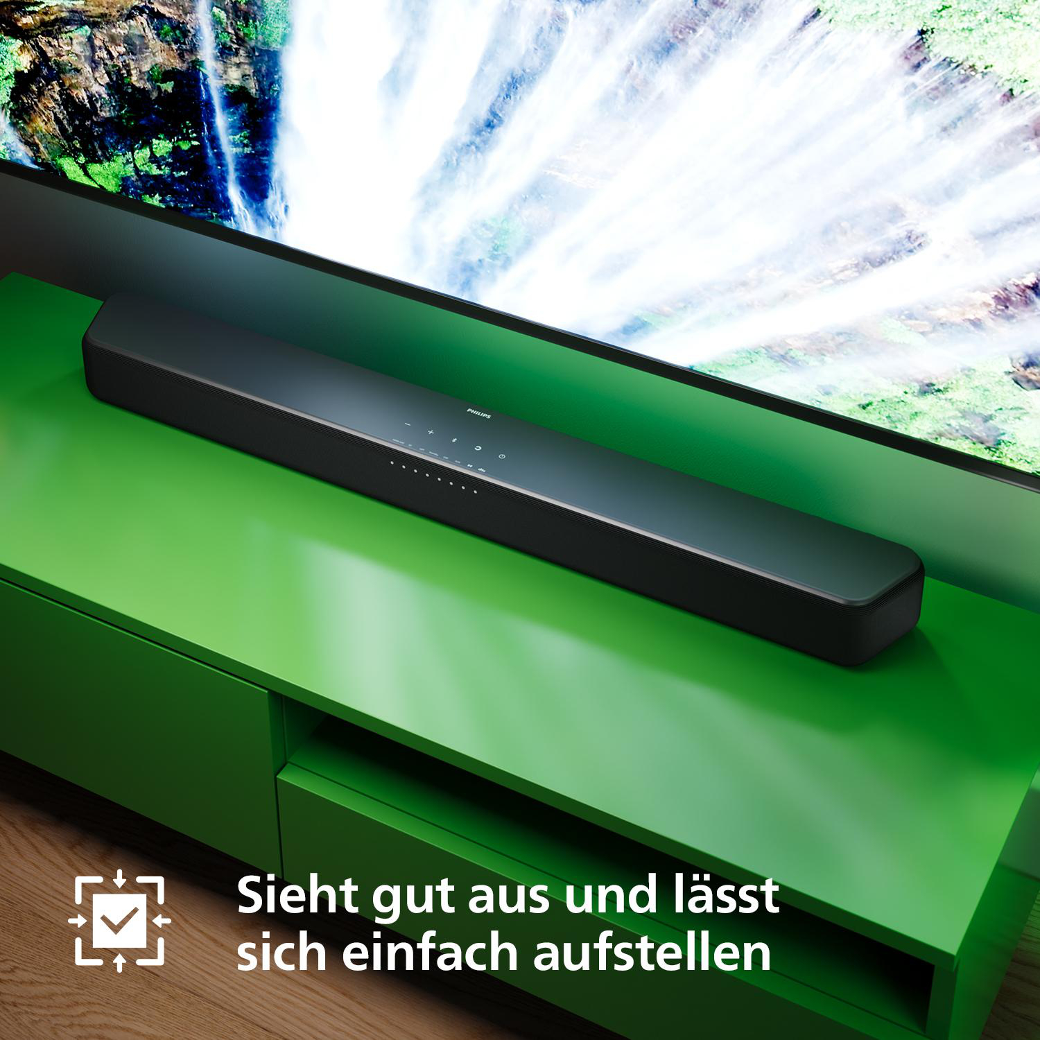 Ein weißer Kühlschrank mit offener Tür, die Regale und Inhalt zeigt. Der Hintergrund ist eine dunkelgraue Wand.