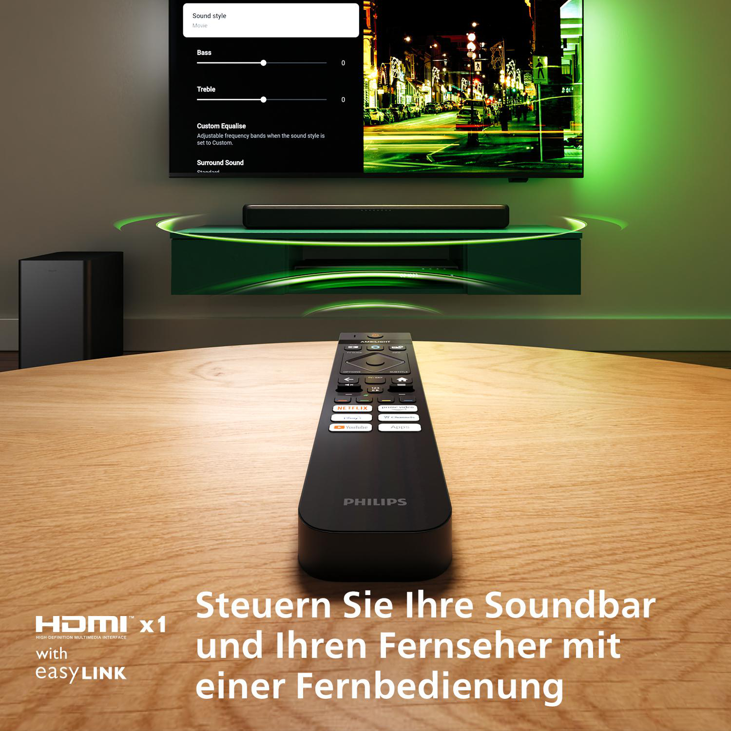 Eine TV-Fernbedienung liegt auf einem Tisch. Ein Fernseher zeigt Toneinstellungen. Eine Soundbar ist unter dem Fernseher montiert.