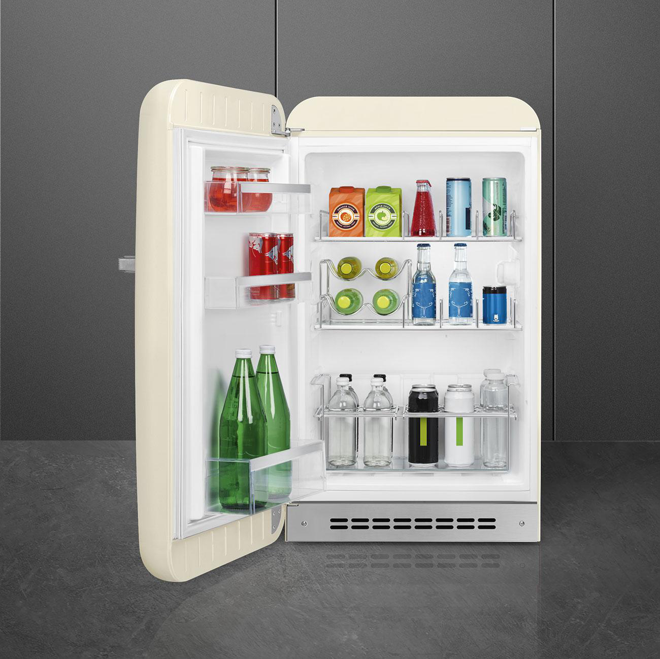 Offener Retro-Kühlschrank mit Inhalt. Flaschen, Dosen und Gläser sind sichtbar.