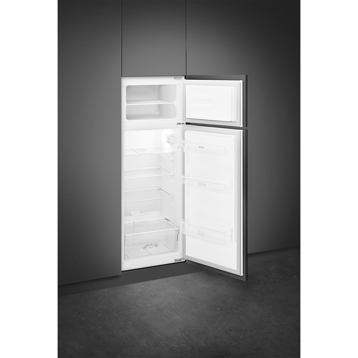 Interno del frigorifero Smeg con la porta aperta. Mostra ripiani, cassetti e luce interna.