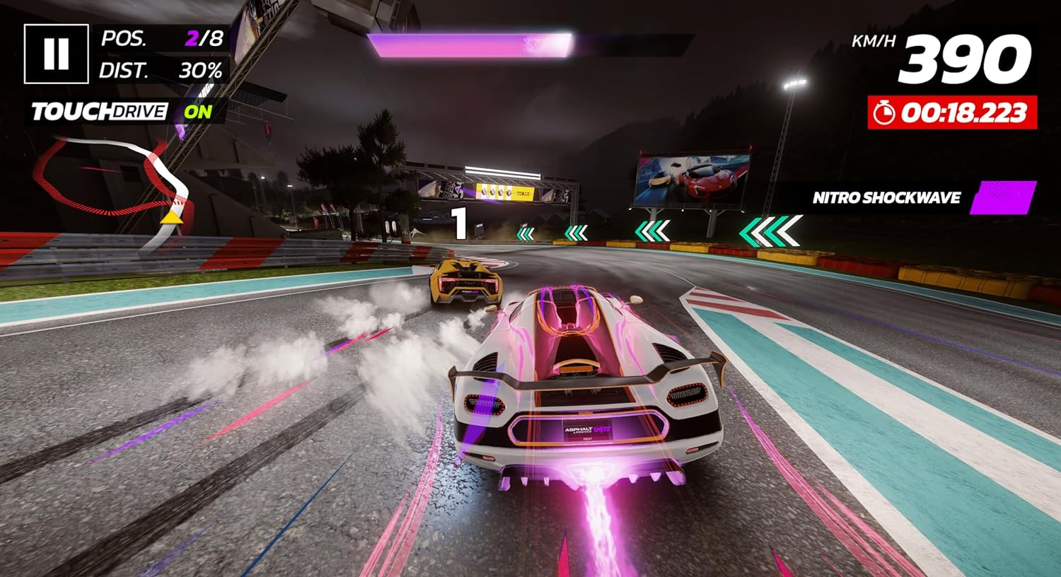 Una escena de juego de carreras con coches en una pista, pantalla de velocímetro y cielo nocturno.
