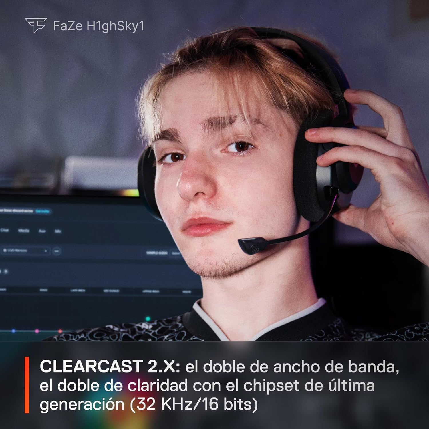 Un joven con auriculares. Tiene el pelo rubio y mira a la cámara.