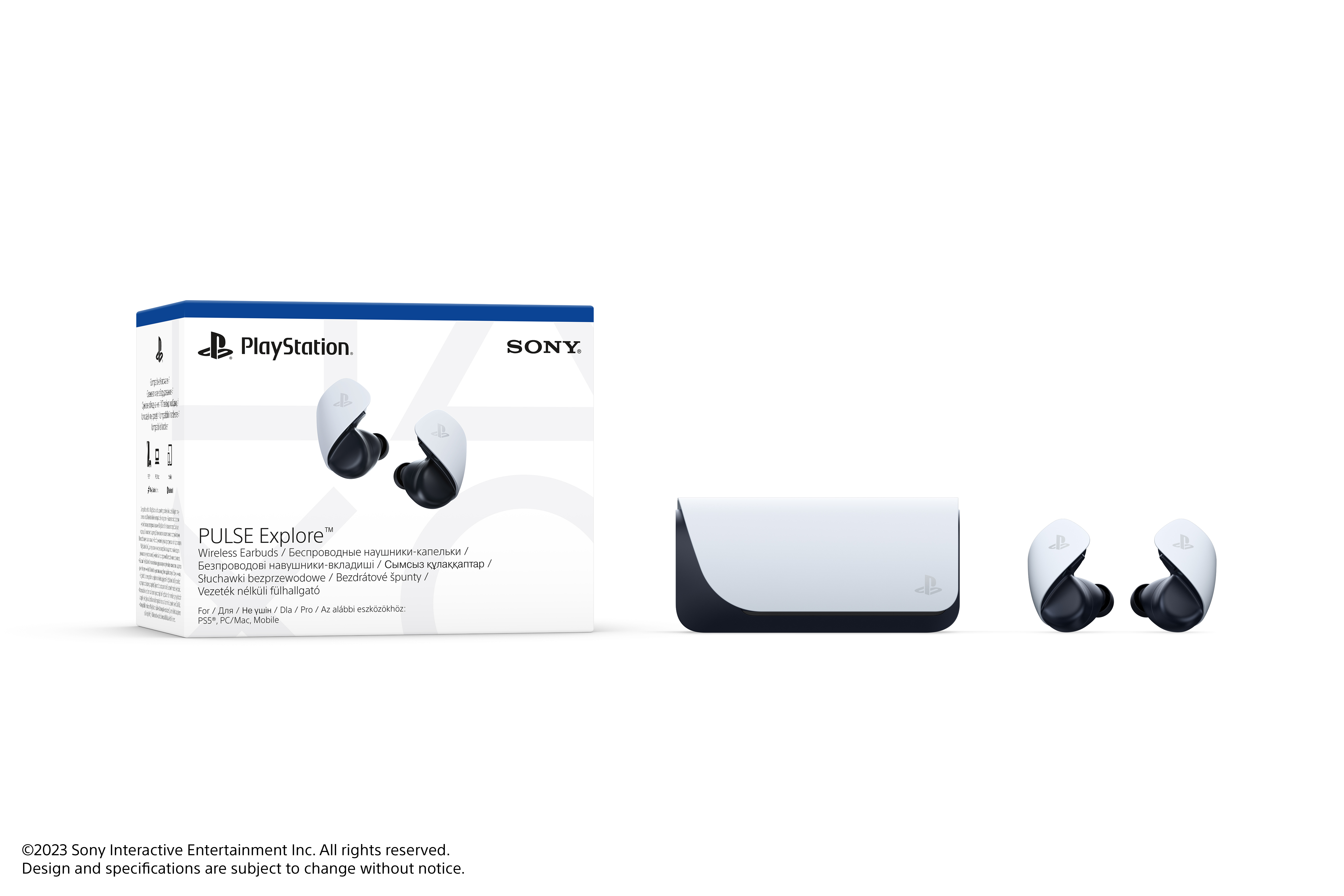PlayStation'dan beyaz kutu, şarj çantası ve kulaklıklar. Beyaz zemin. Kulaklıklar siyah ve beyaz.