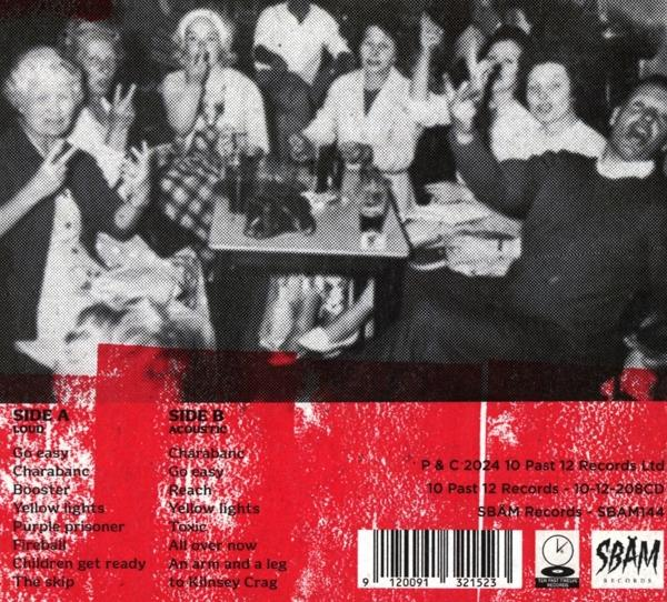 Ein Schwarz-Weiß-Bild von Leuten in einem Pub mit Text, der auf rotem Hintergrund überlagert ist.