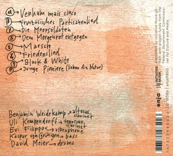 Rückseite einer CD-Hülle mit handschriftlichem Text. Songtexte und Namen.