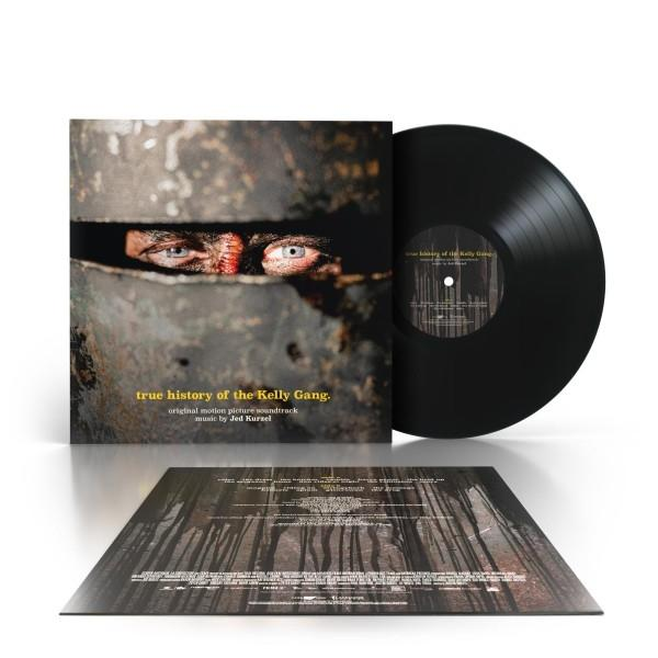 The Kelly Gang Soundtrack Vinyl. Nahaufnahme von Augen durch Rüstung. Albumcover und Platte gezeigt.
