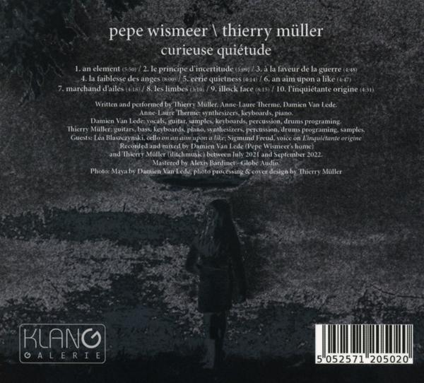 Rückseite eines Albumcovers mit Titel und Trackliste. Eine Figur steht im Vordergrund.
