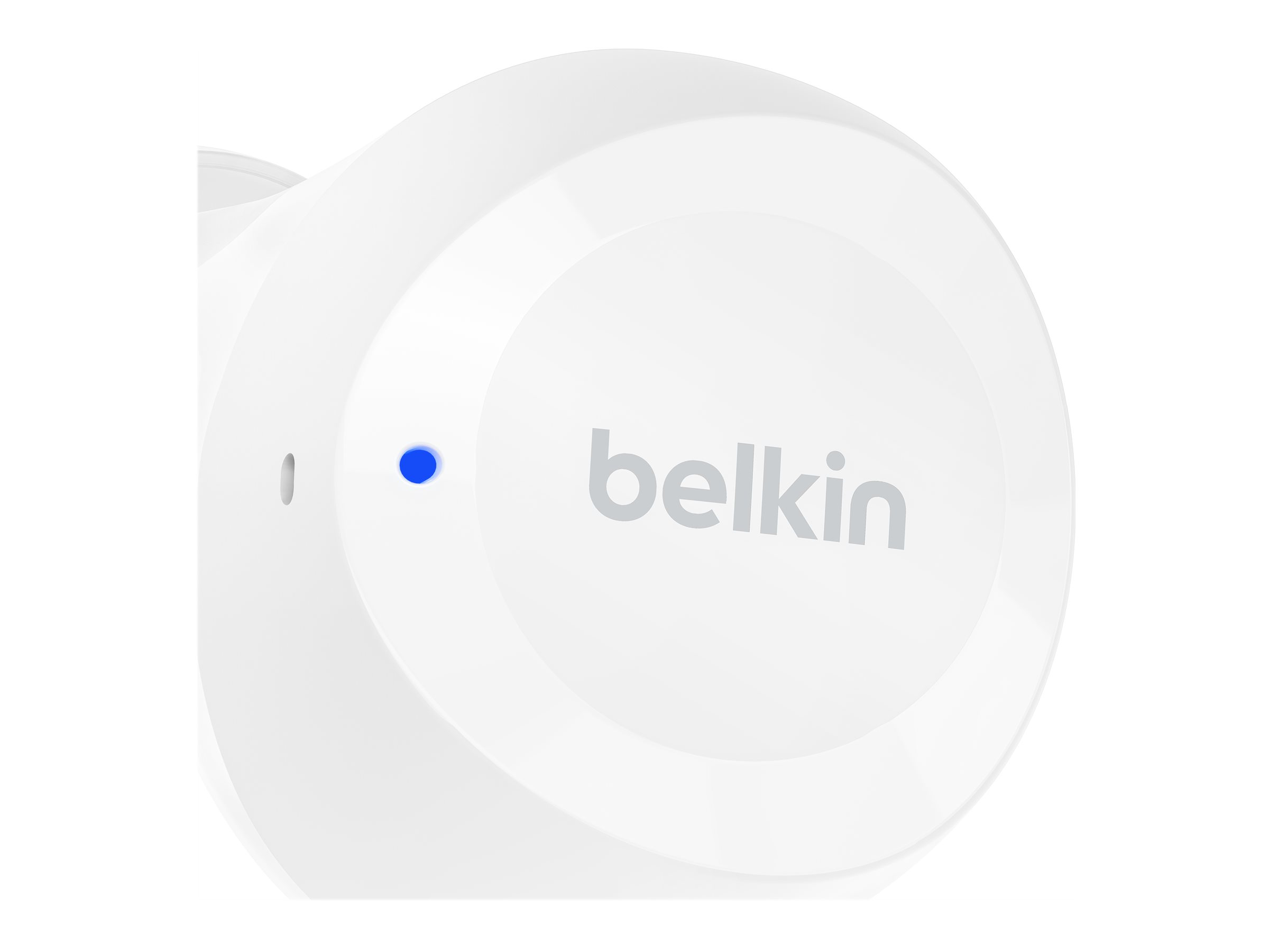 Beyaz bir arka plan üzerinde mavi ışık göstergesi olan beyaz Belkin cihazı.