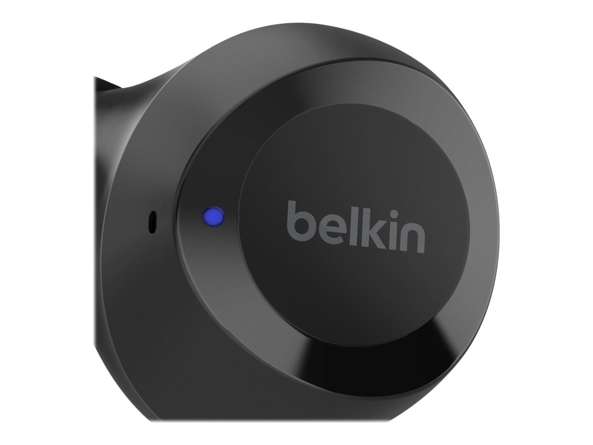 Belkin logosu olan siyah bir kulaklık.
