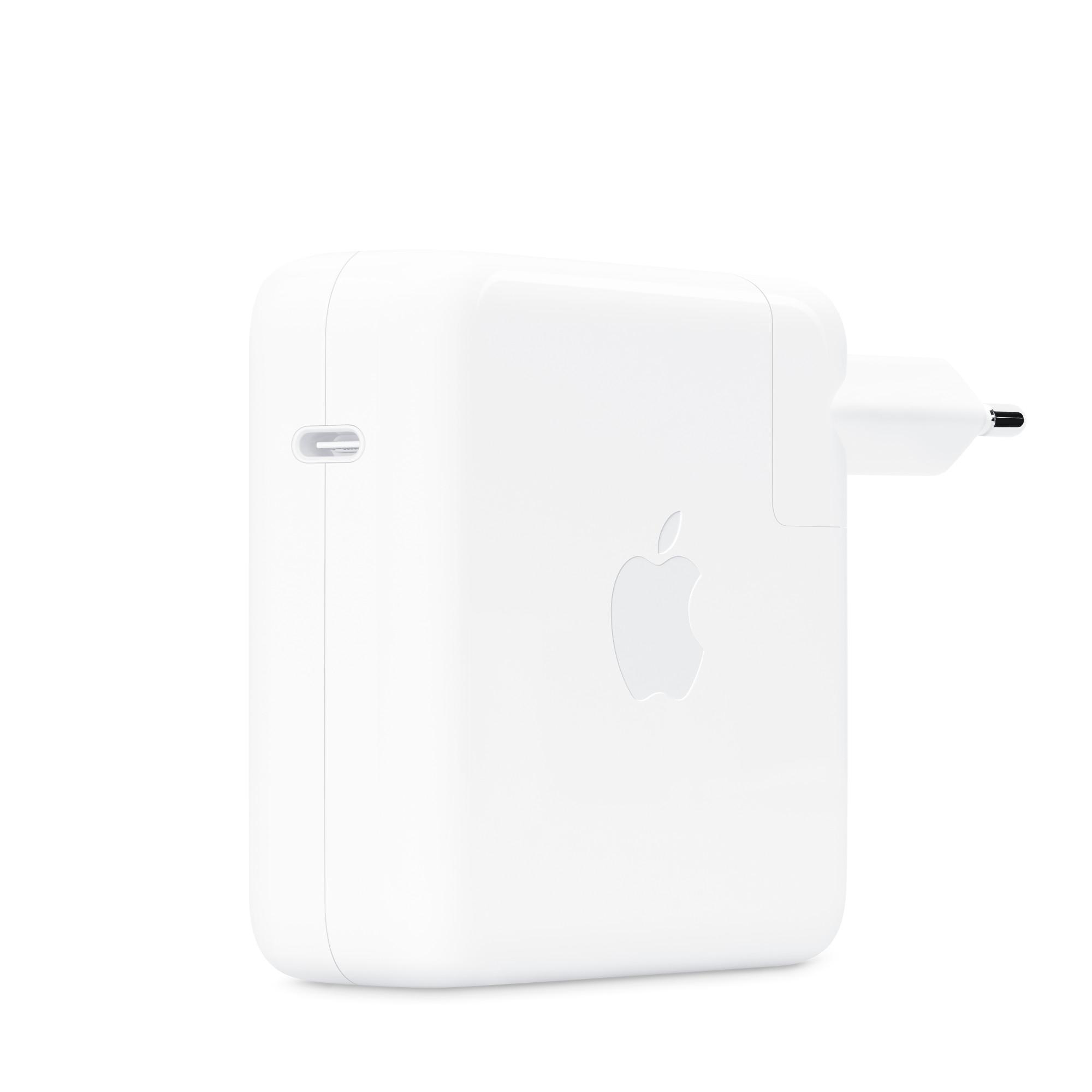Weißes Apple-Ladegerät mit Apple-Logo. Auf weißem Hintergrund.