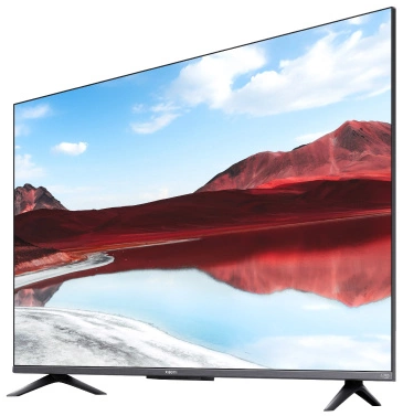 Ekran telewizora z malowniczym krajobrazem z czerwonymi górami i niebieską wodą.