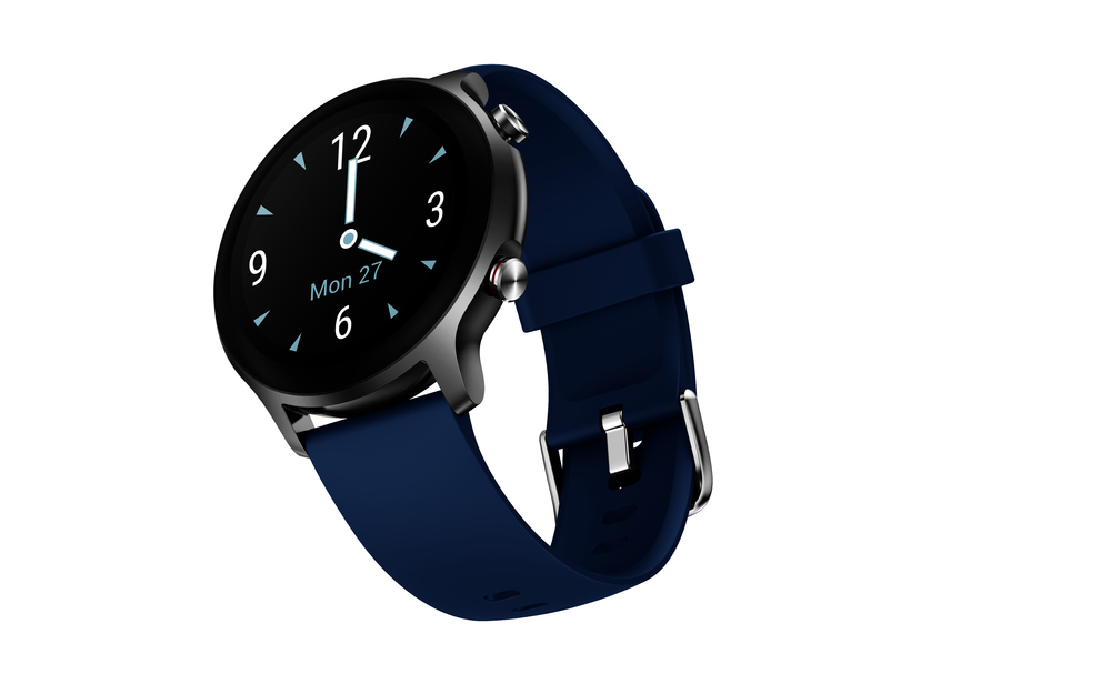 Smartwatch mit blauem Armband, das Datum und Uhrzeit anzeigt.