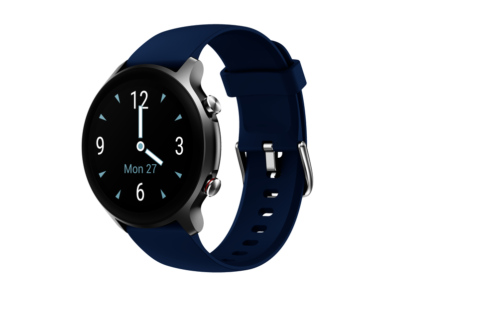 Eine blaue Smartwatch mit dunklem Bildschirm, auf dem die Uhrzeit angezeigt wird. Das Armband ist ebenfalls blau, vor weißem Hintergrund.