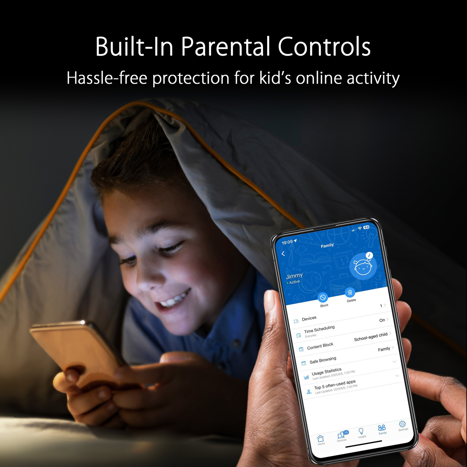Garçon utilisant une tablette sous une couverture, avec contrôle parental.