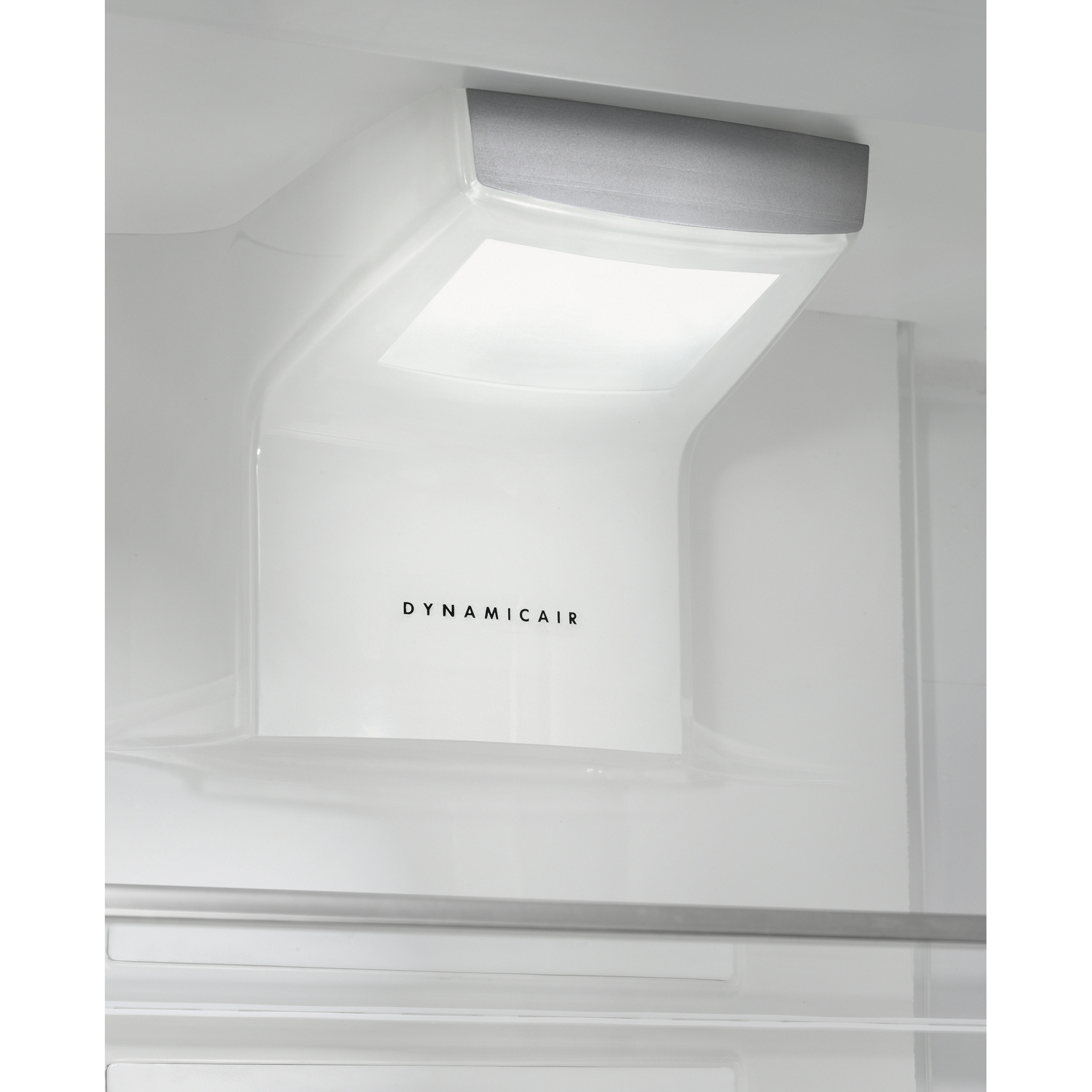 White compartment interior with a light fixture and the text 'DYNAMIC AIR'.