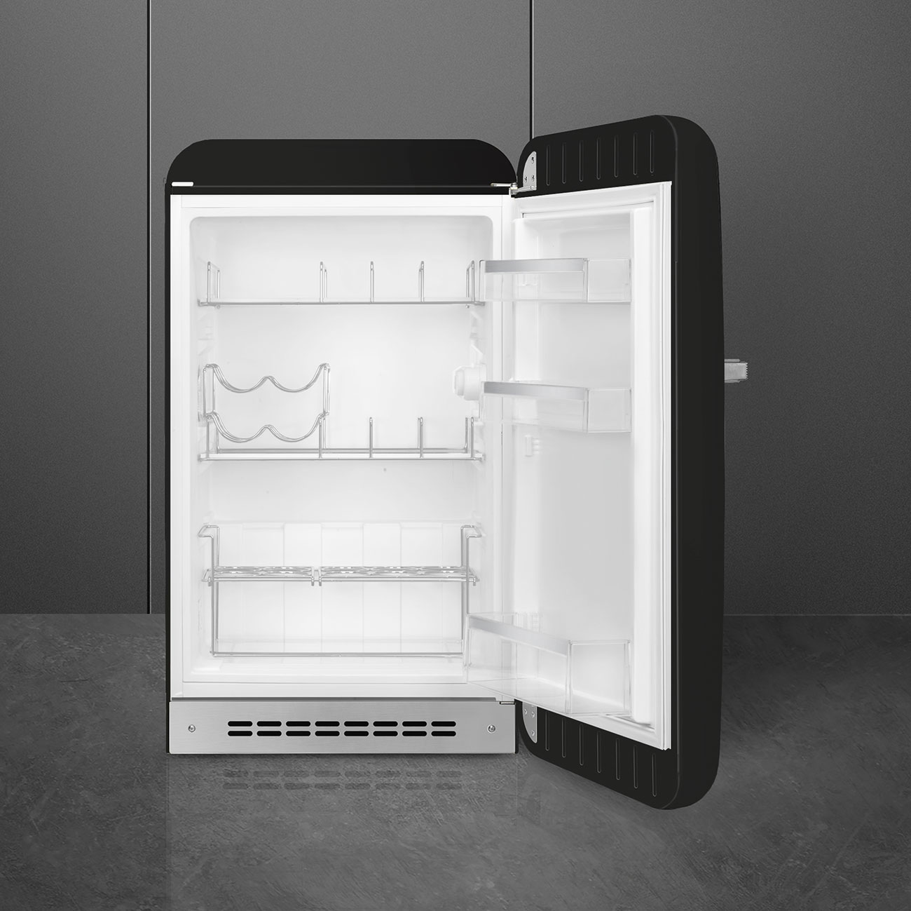 Schwarzer Minikühlschrank, offen, Regale sichtbar, dunkler Hintergrund.