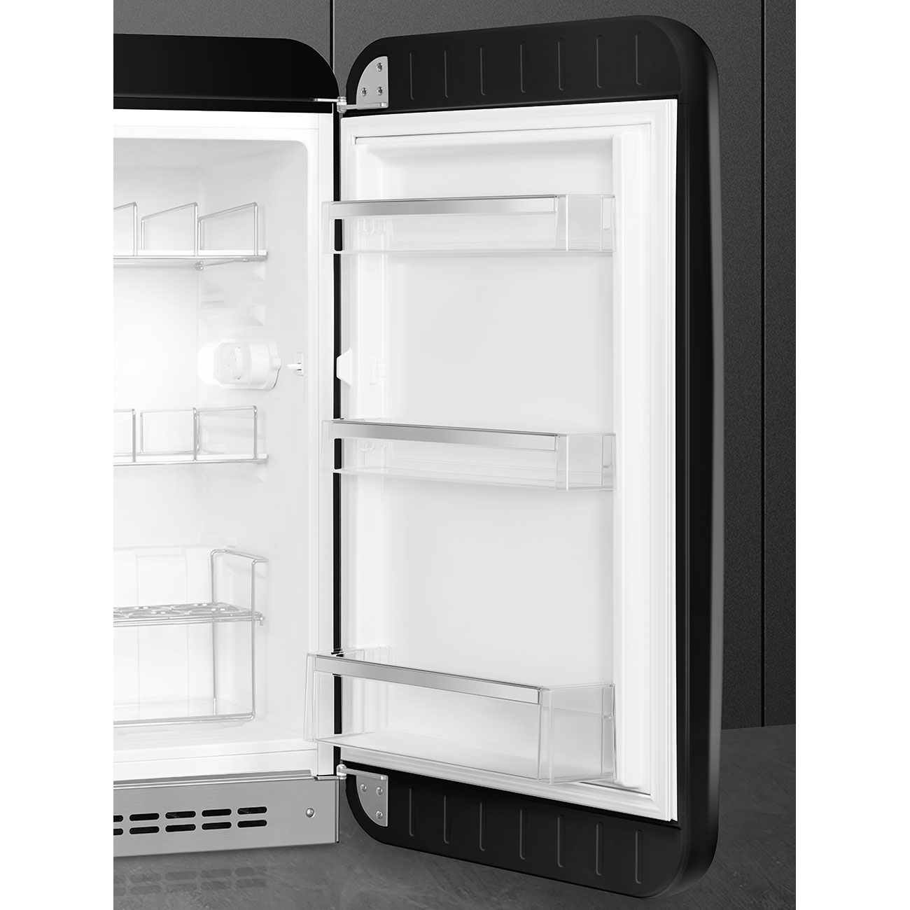 Schwarzer Kühlschrank im Retro-Stil mit offener Tür, Regale sichtbar.