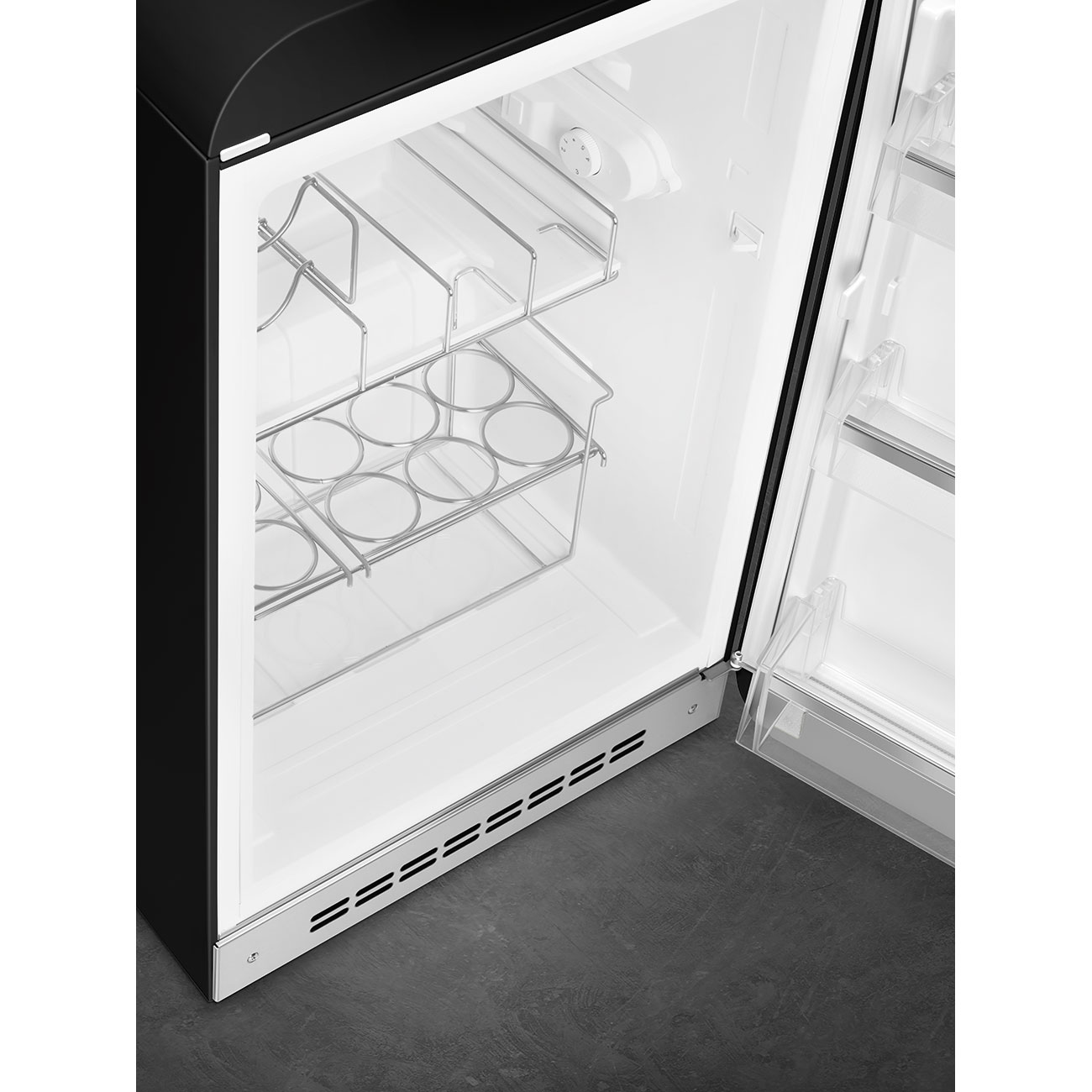 Ein schwarzer Kühlschrank mit offener Tür, zeigt Inneneinlegeböden.