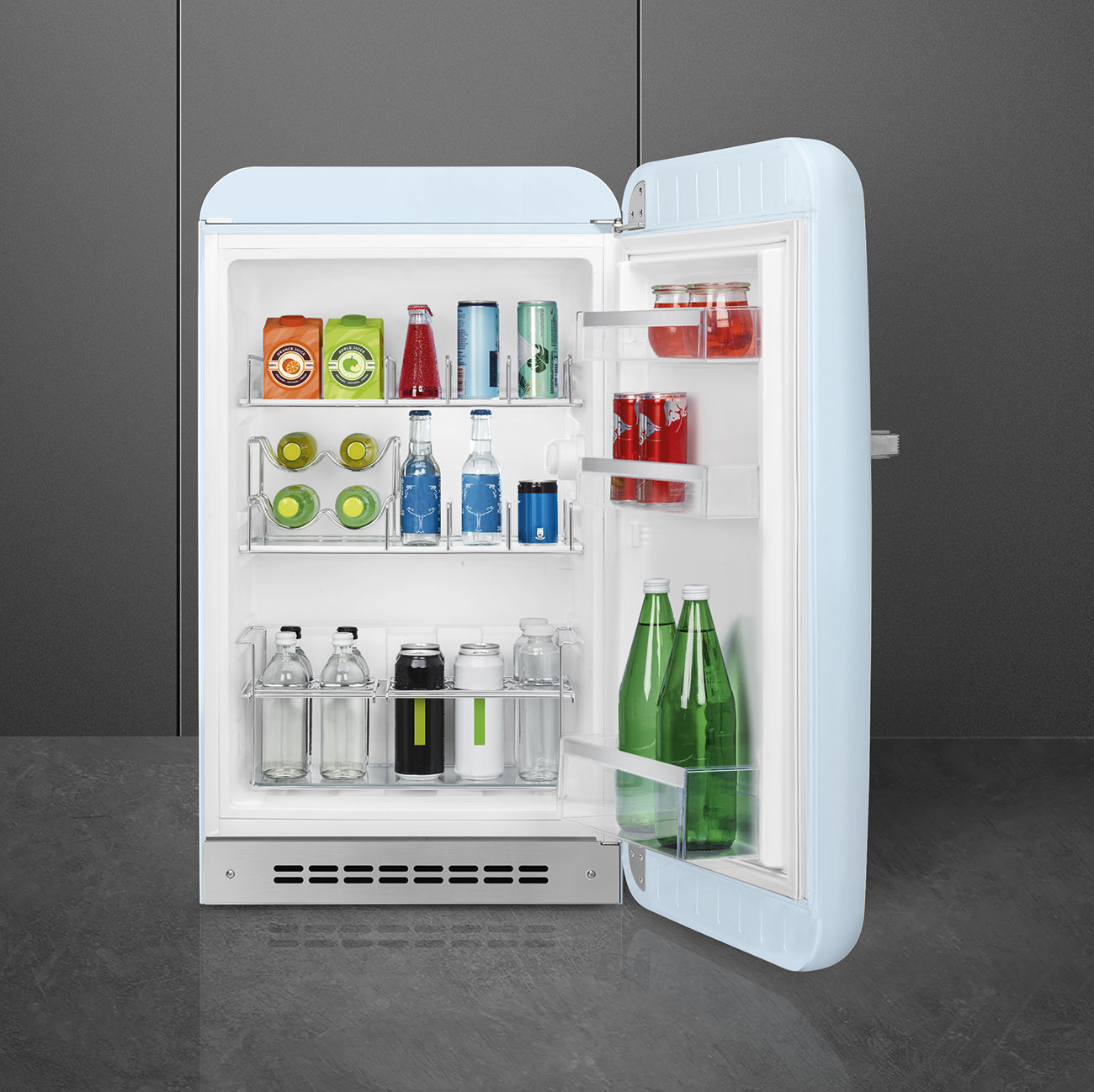 Ein hellblauer Retro-Kühlschrank mit offener Tür, gefüllt mit Essen und Getränken.