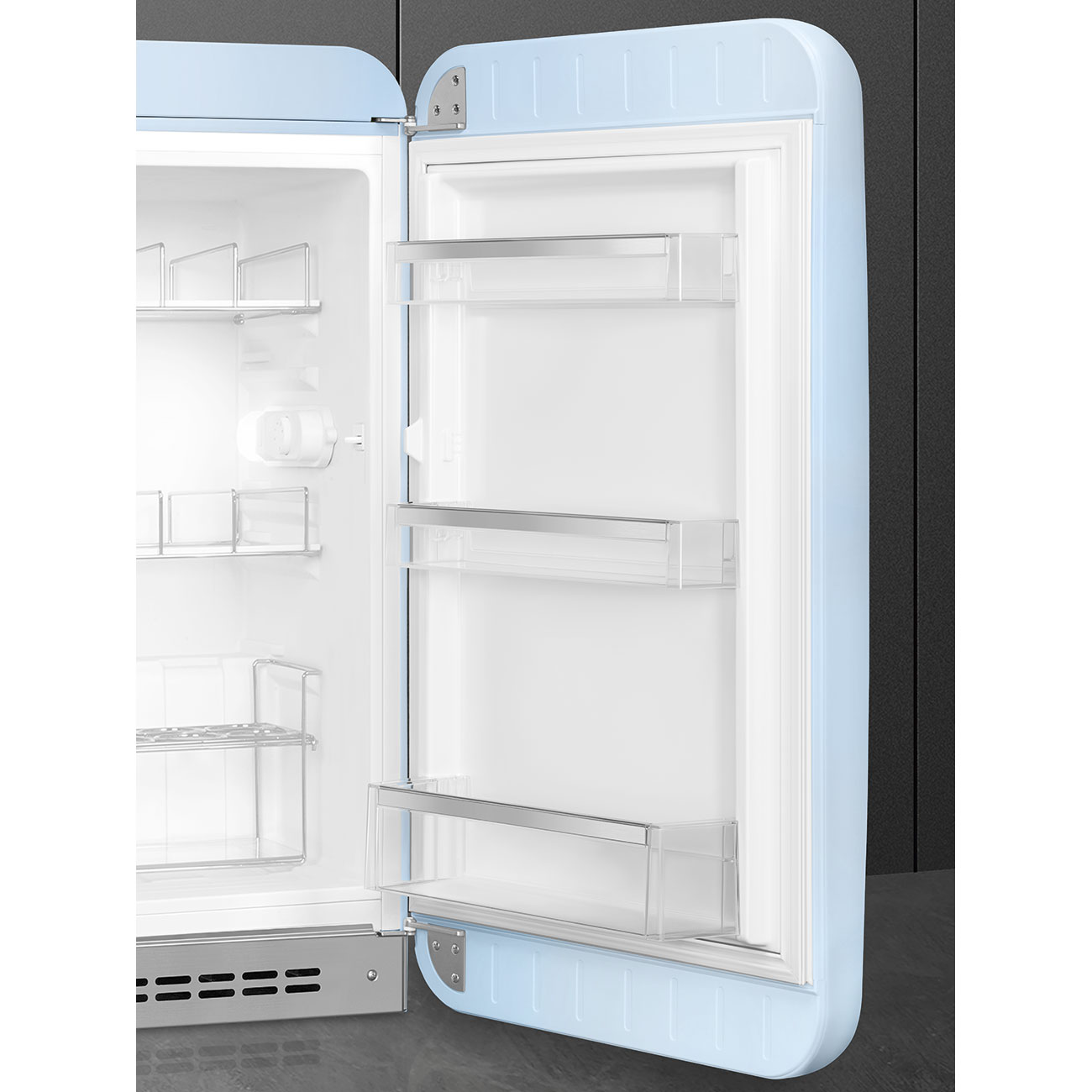 Blauer Kühlschrank, offen. Er hat Regale und Schubladen, mit weißem Innenraum.