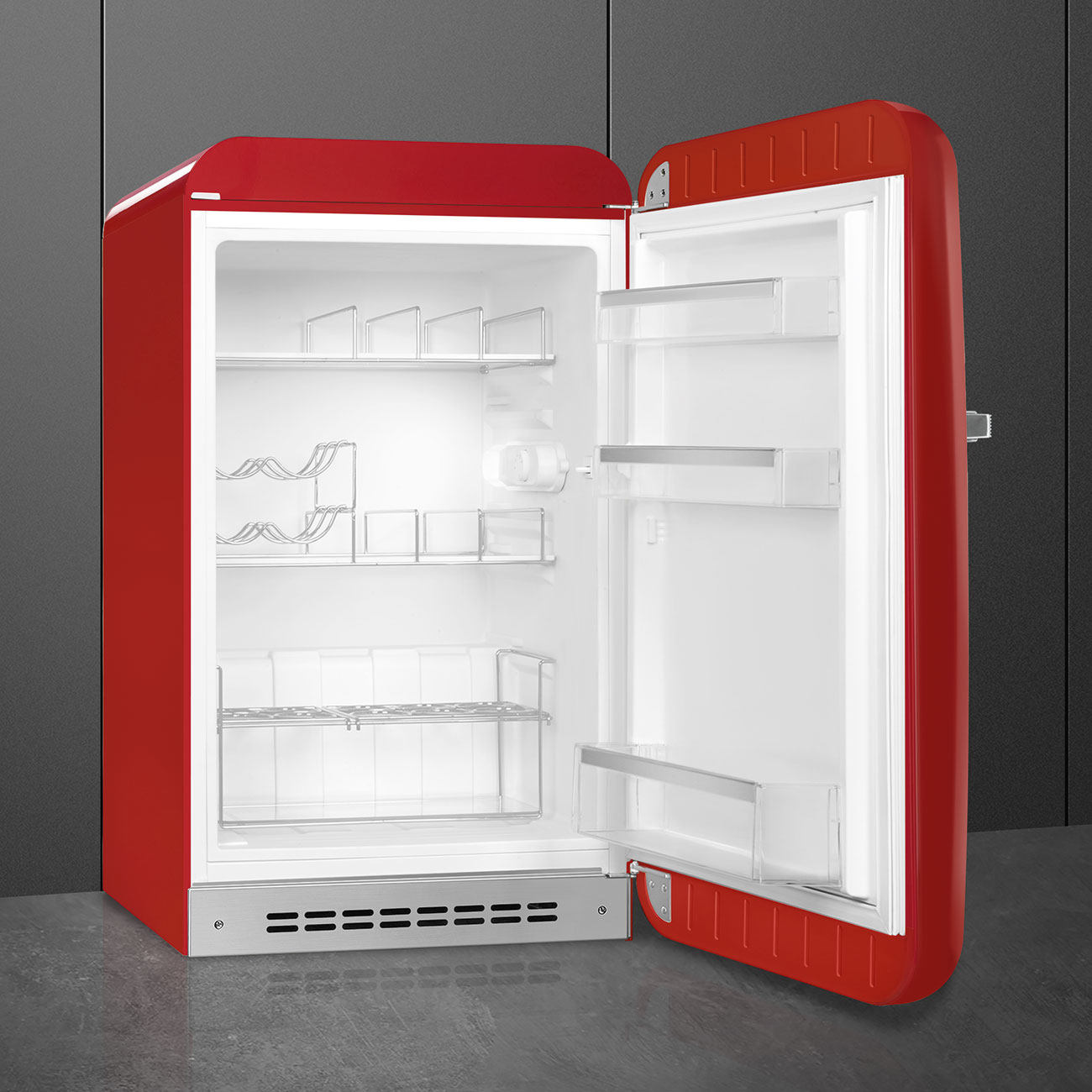 Ein roter Retro-Kühlschrank mit geöffneter Tür.