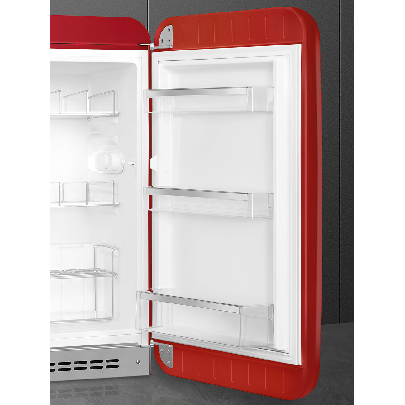Roter Kühlschrank im Retro-Stil, offen. Weiße Innenausstattung mit Regalen.