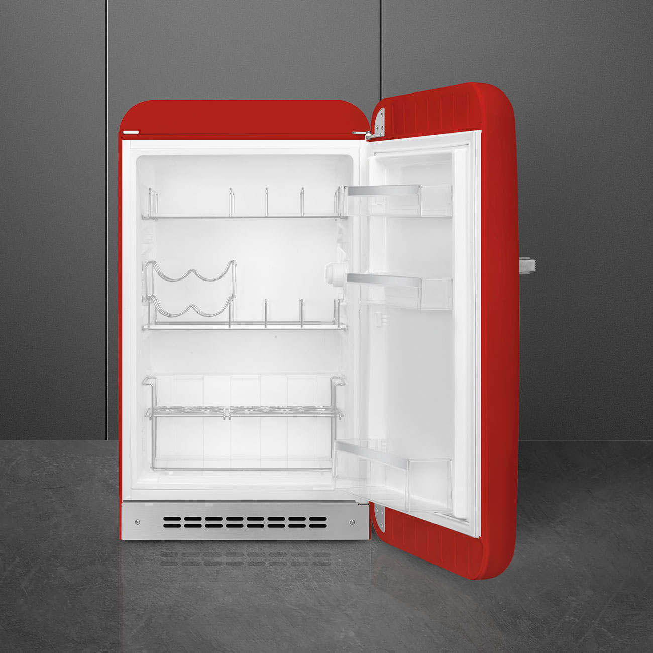 Ein roter Retro-Kühlschrank mit geöffneter Tür, zeigt Regale und Stauraum.