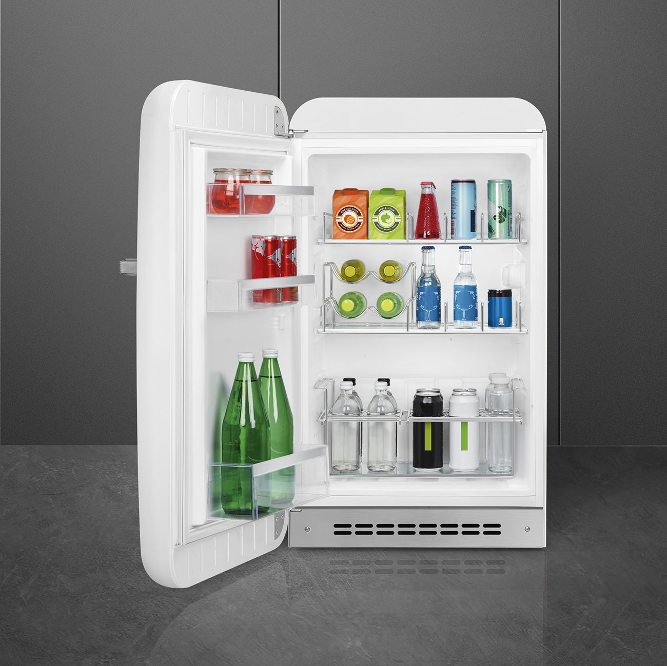 Offener SMEG-Kühlschrank mit verschiedenen Artikeln: Getränke, Flaschen und Behälter, auf Regalen und Tür.