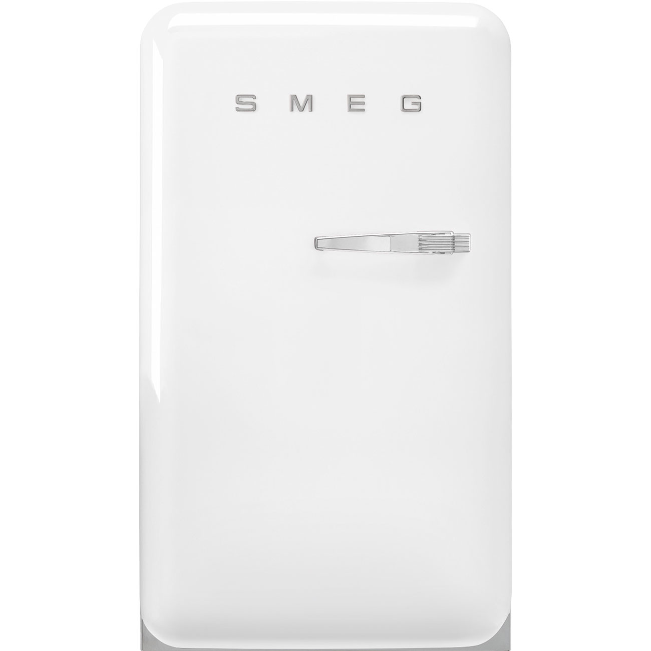 Ein weißer SMEG Kühlschrank mit Chromgriff, auf schwarzem Hintergrund.