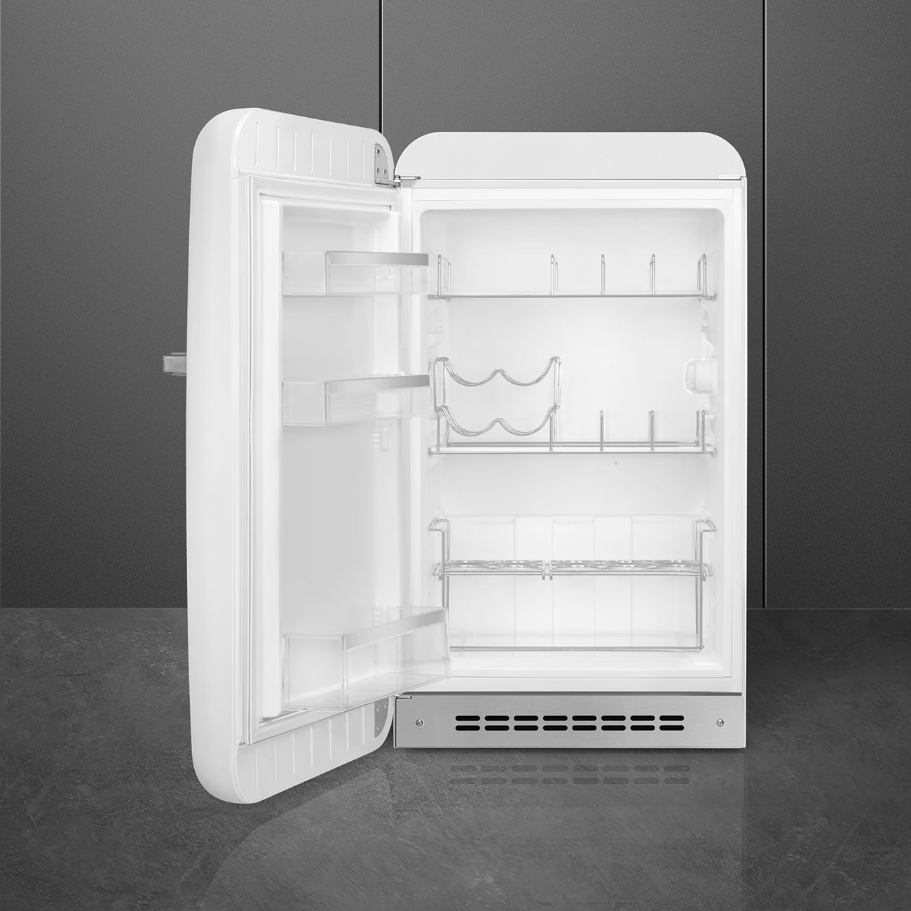 Ein weißer Retro-Kühlschrank, offen, mit Regalen und Innendetails. Die Tür ist links.