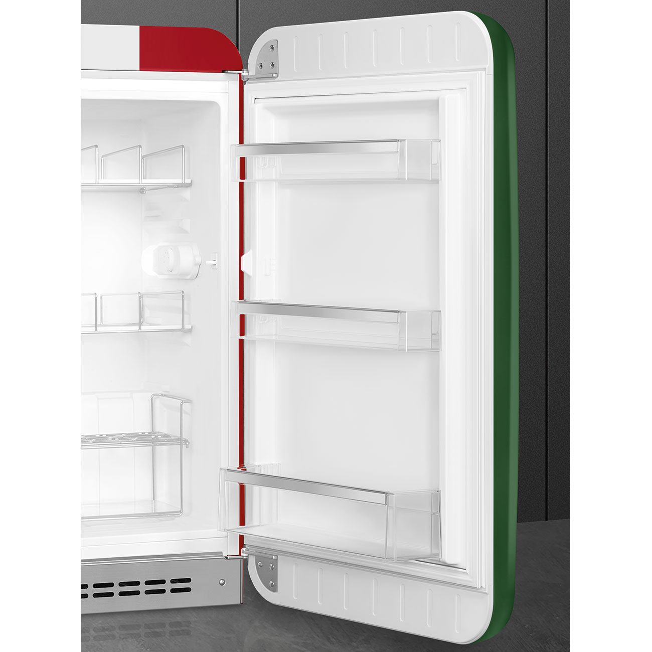 Ein offener Kühlschrank im Retro-Stil mit roten, weißen und grünen Farben.