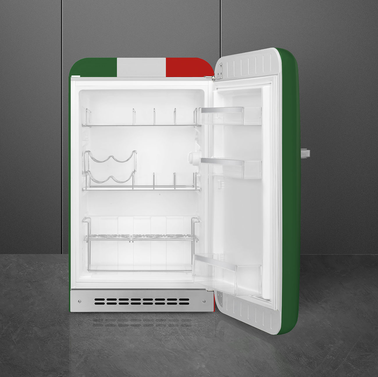Kühlschrank mit italienischem Flaggen-Design an der Seite. Geöffnete Tür. Weißer Innenraum. Dunkler Hintergrund.