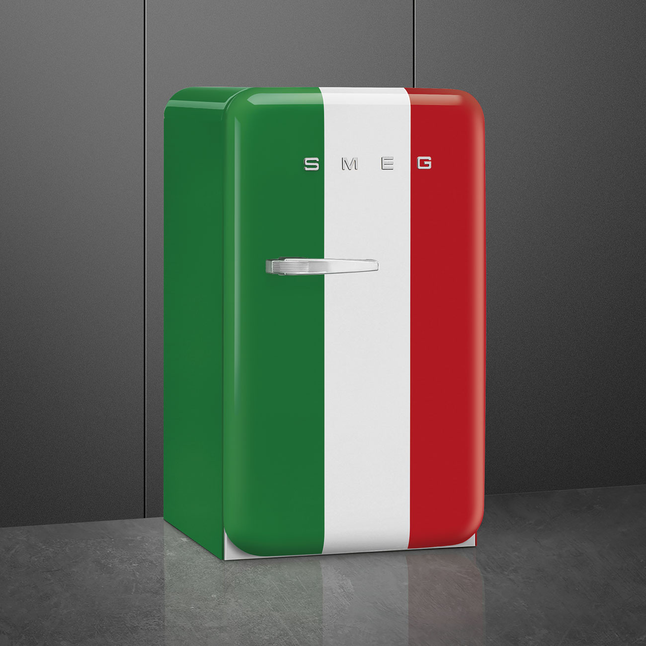 Italienisch gefärbter Smeg-Kühlschrank. Grüne, weiße und rote Paneele auf grauem Boden.