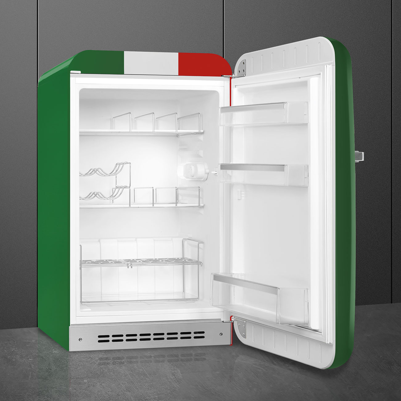 Ein Kühlschrank im Retro-Stil mit grünen und roten Akzenten. Die Tür ist geöffnet und zeigt Regale und Stauraum.