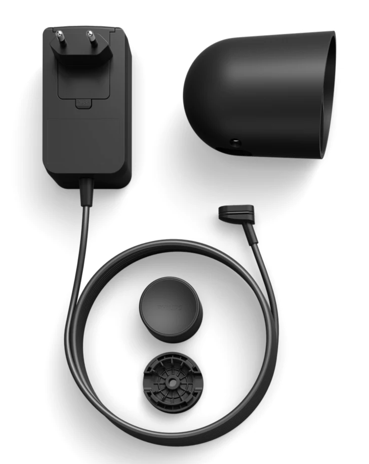 Czarny zasilacz i powiązane elementy na białym tle.