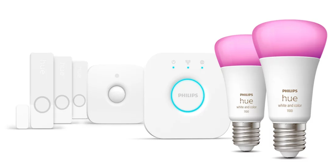 Zestaw produktów do inteligentnego oświetlenia Philips Hue, w tym żarówki i urządzenia sterujące, wszystkie w kolorze białym.