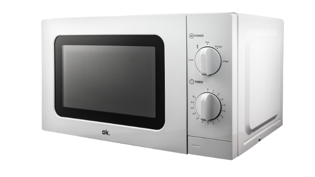 Biała kuchenka mikrofalowa. Ma panel sterowania z pokrętłami i drzwiami.