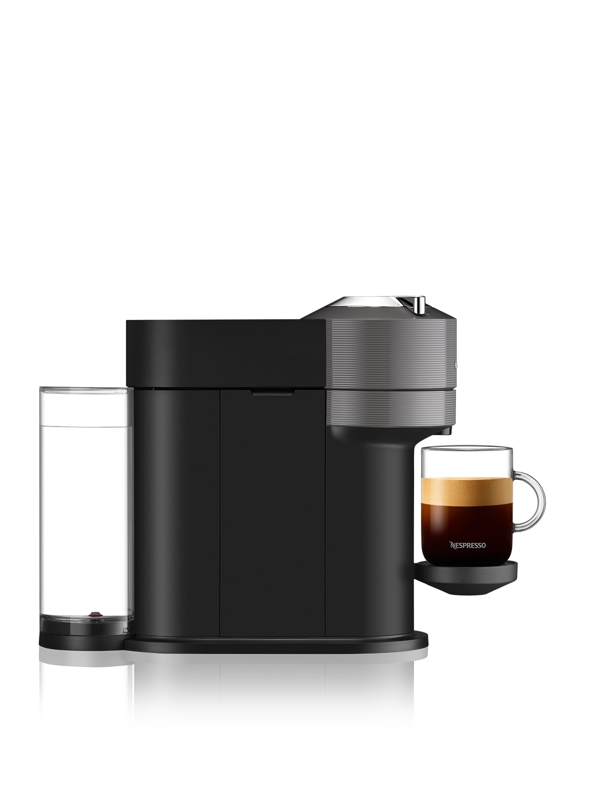Bir bardak kahve ile siyah bir Nespresso makinesi.