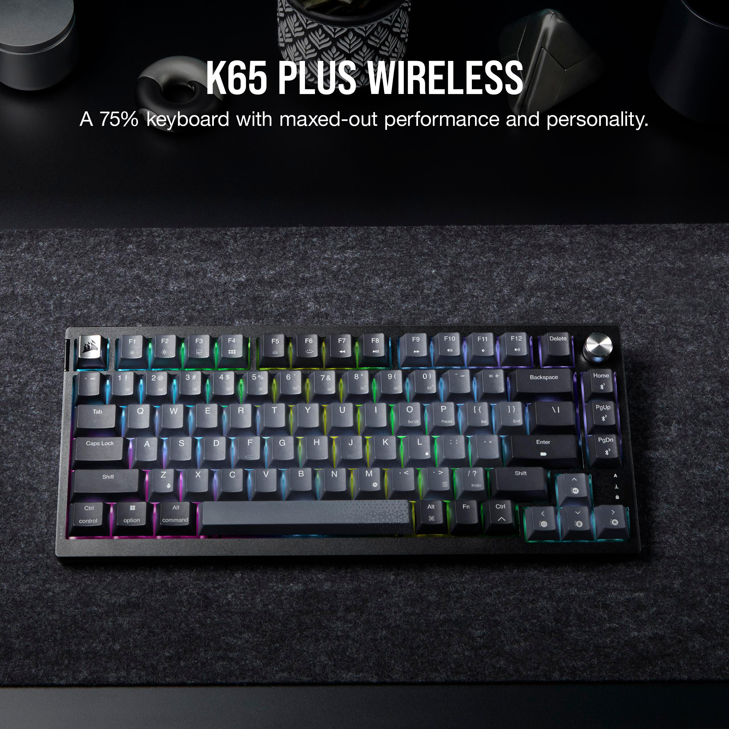Eine schwarze Tastatur mit bunten Tasten. Text oben: K65 PLUS WIRELESS. Eine 75% Tastatur mit maximaler Leistung.