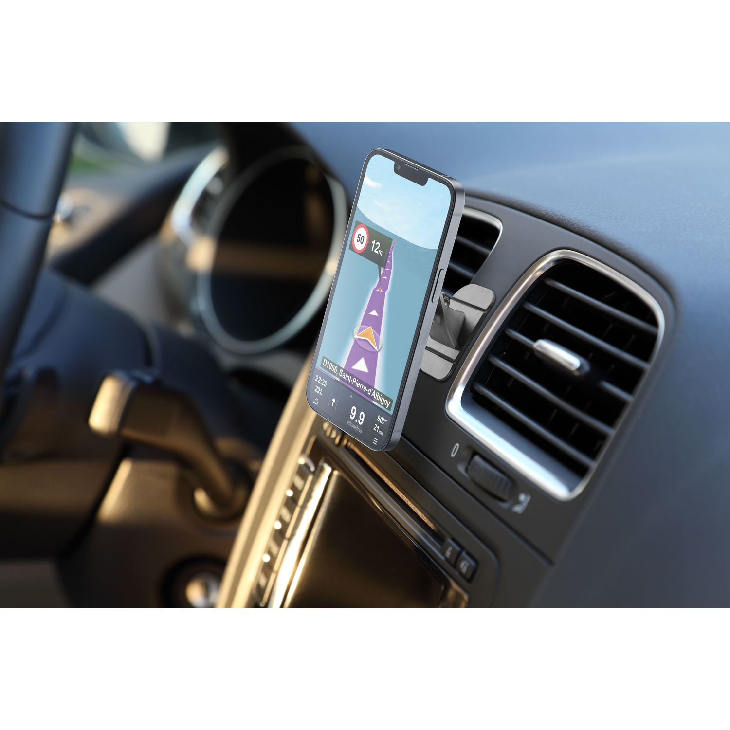 Een telefoon met navigatie op een autodashboard. De telefoon zit in een houder. De achtergrond is een auto.