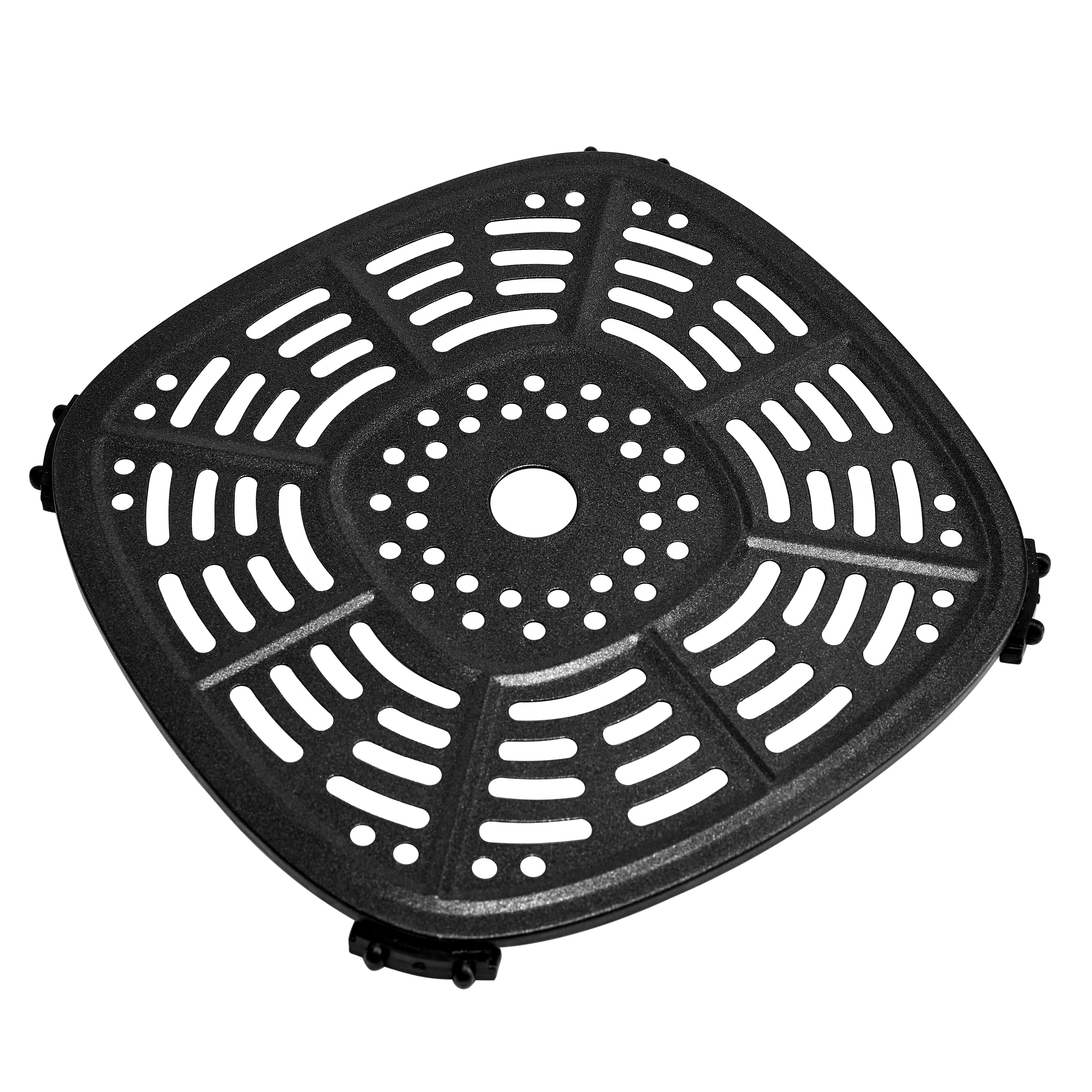 Schwarzes Airfryer-Tablett mit Löchern, isoliert auf Weiß.