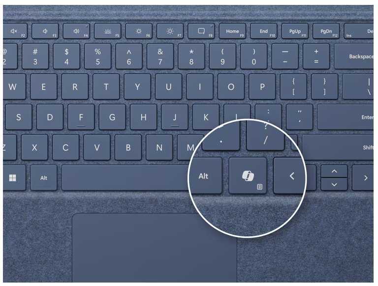 Nahaufnahme einer blauen Tastatur mit einem hervorgehobenen Bereich von Tasten, einschließlich der Rücktaste.