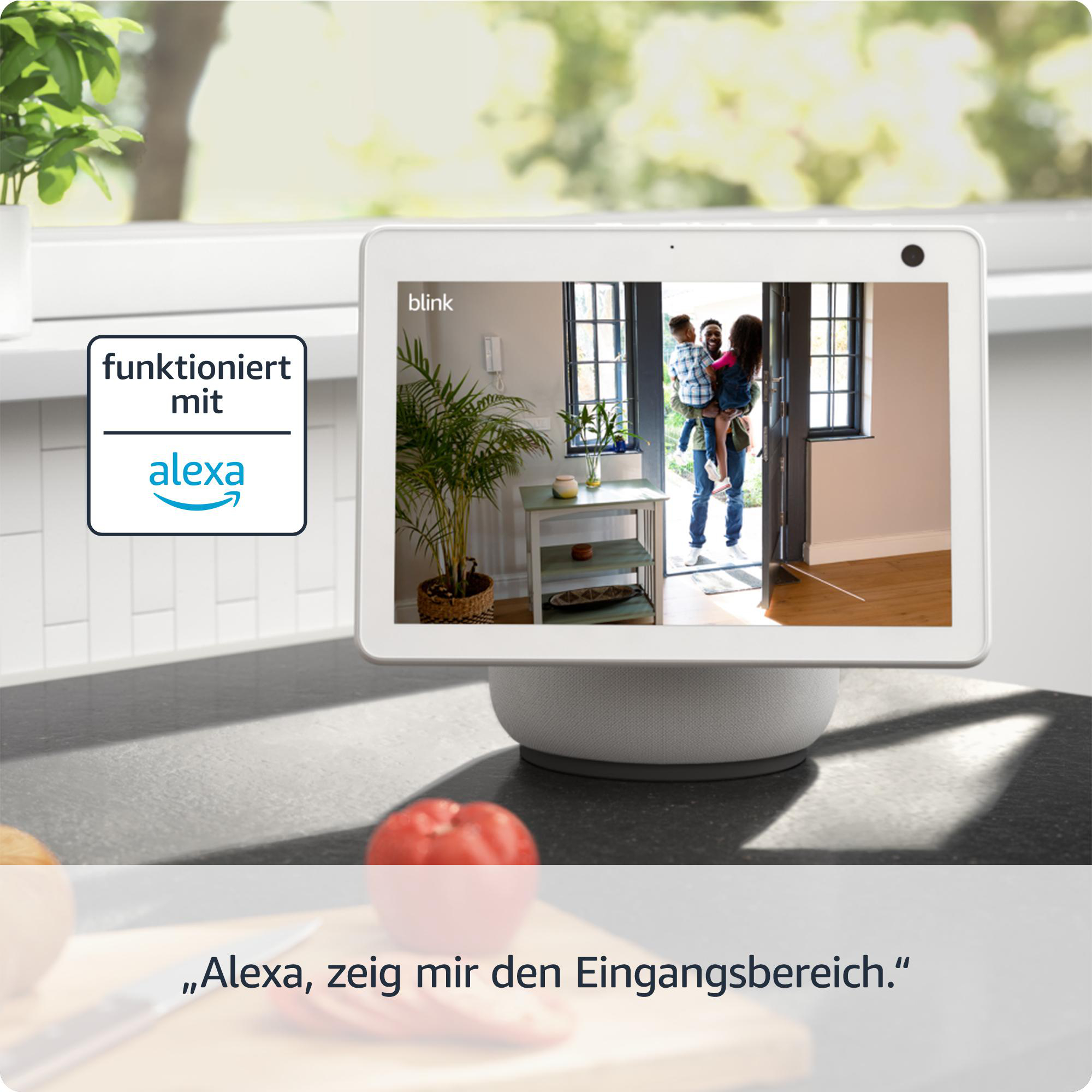 Smart Display zeigt Familie an der Tür, mit Alexa und Heimtext.