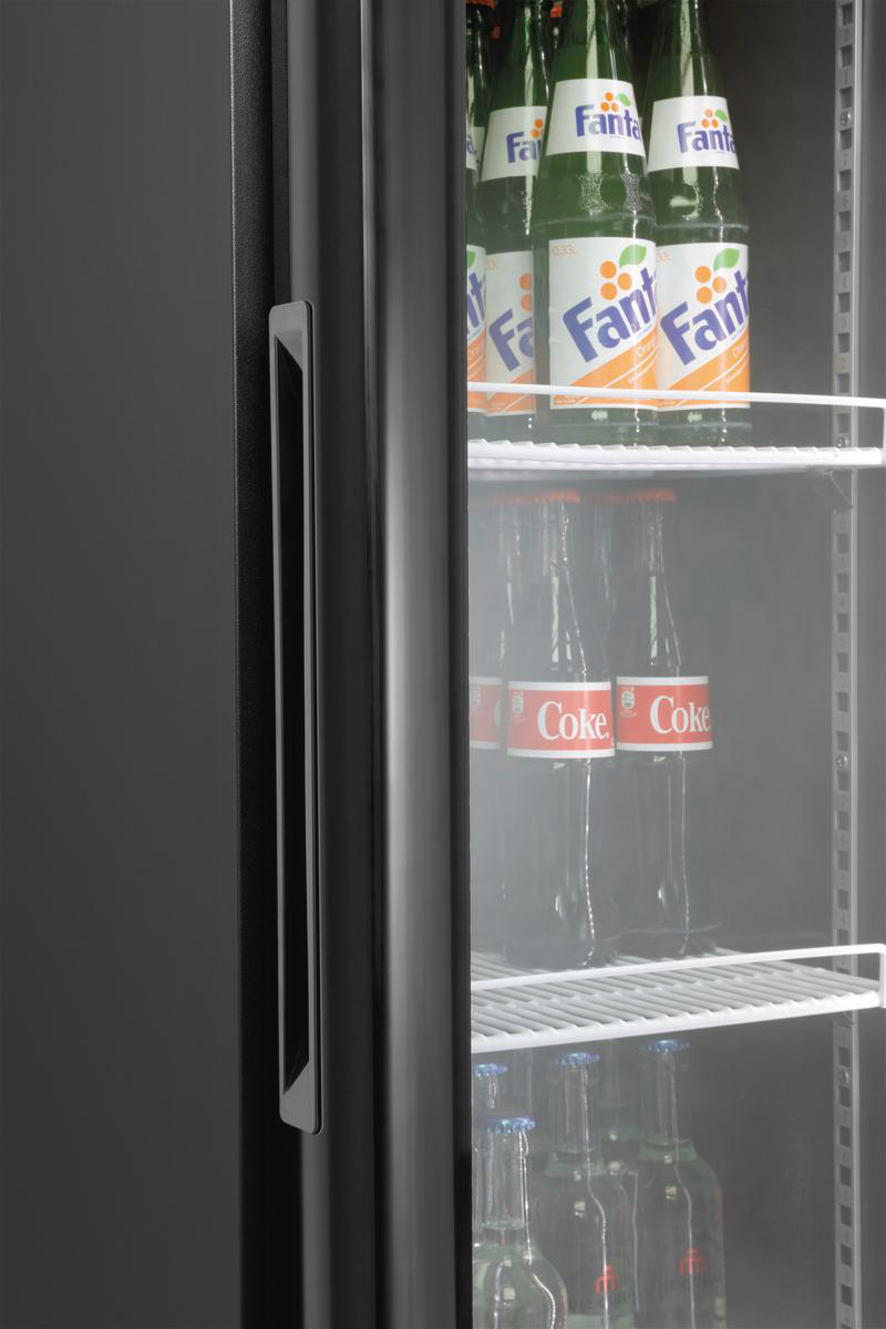 Eine schwarze Kühlschranktür mit Griff. Im Inneren befinden sich Flaschen mit Fanta, Cola und anderen Getränken auf Regalen.