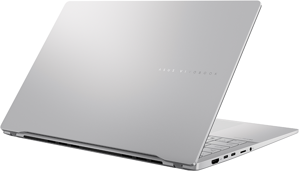 Egy ezüst laptop hátulról, az ASUS Vivobook logóval. A háttér fehér.