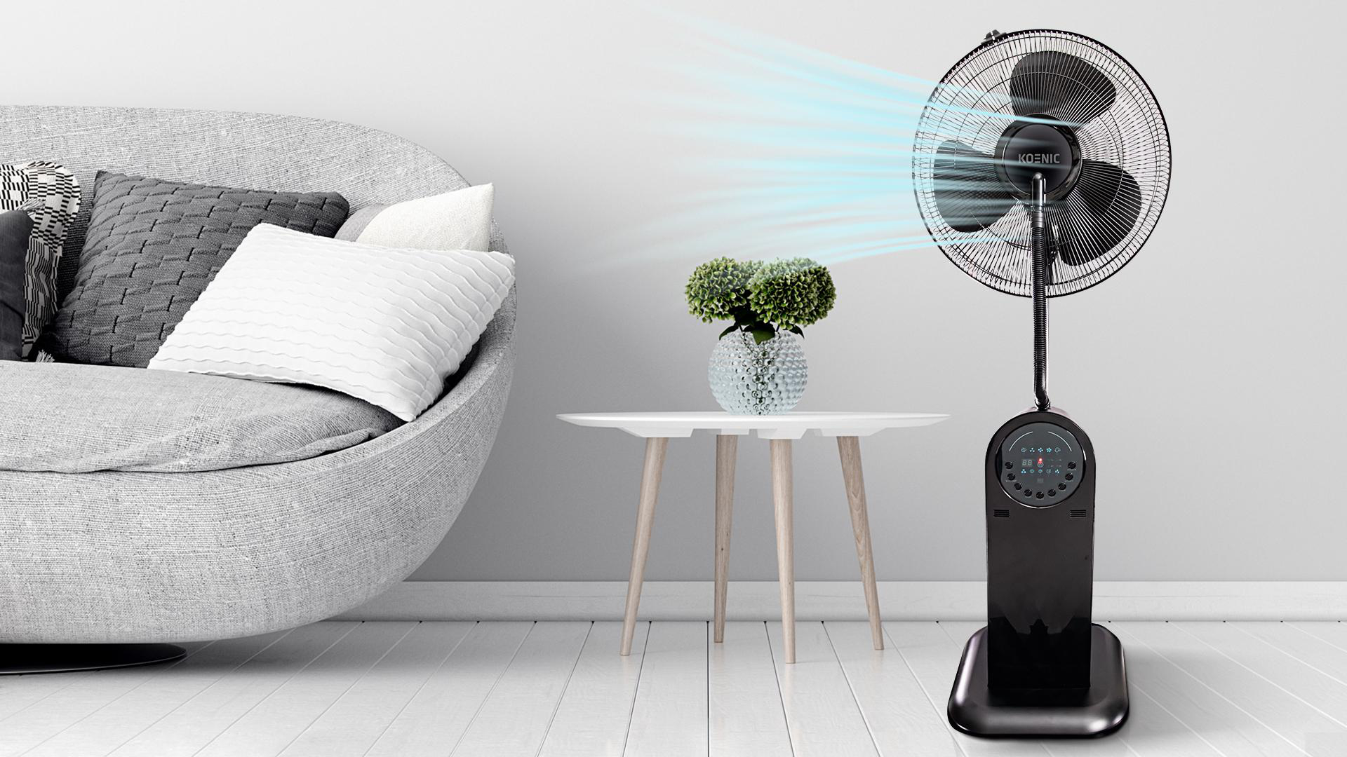 Schwarzer Standventilator mit blauen Luftströmen. Eine Vase mit Blumen steht auf einem kleinen Tisch. Graues Sofa im Hintergrund.